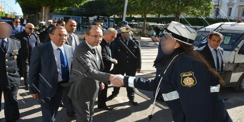 بالصور: وزير الداخلية يحث الأمنيين على مزيد اليقظة في زيارة ميدانية لشارع بورقيبة